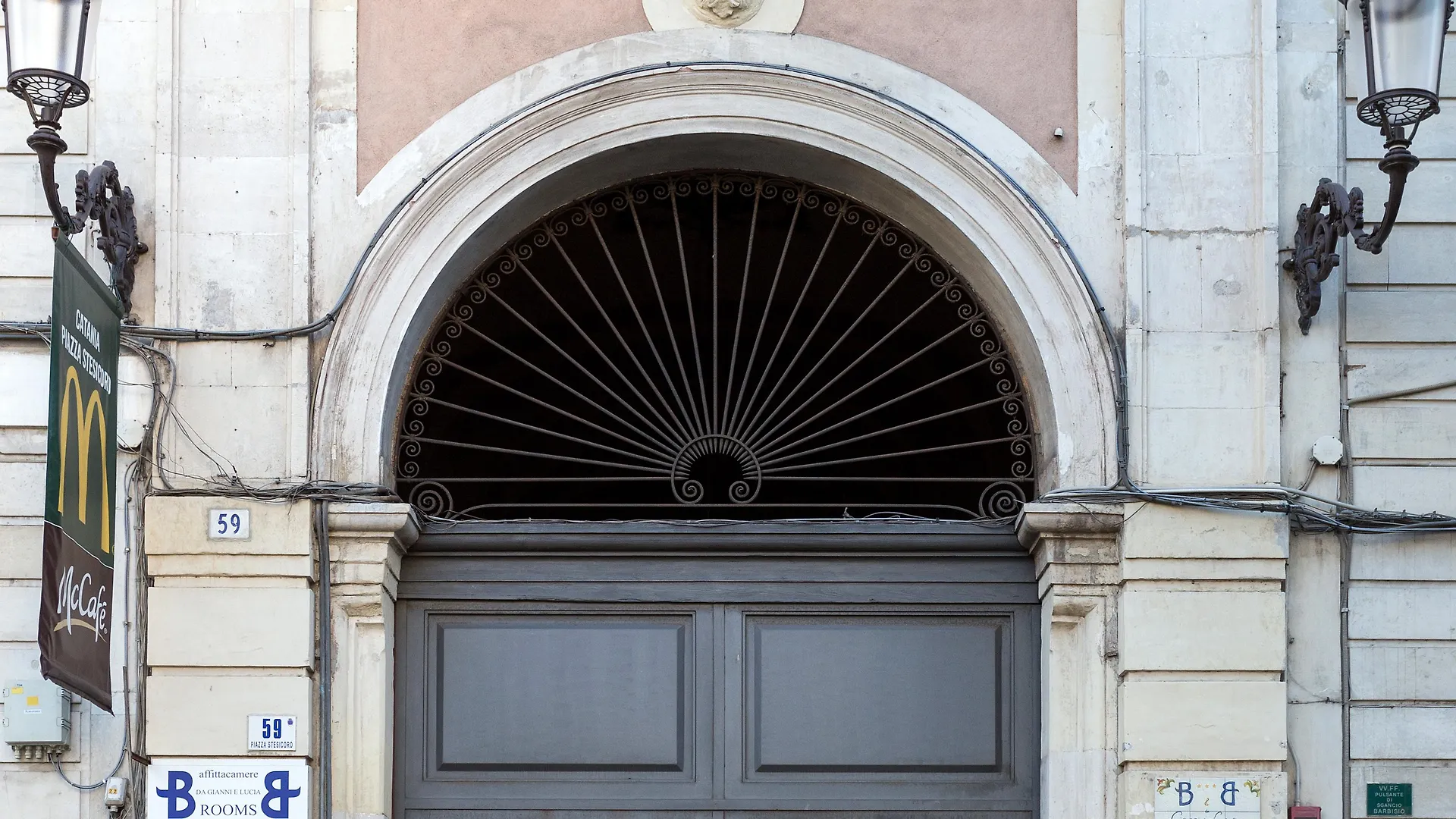 Guest house Da Gianni E Lucia Rooms With Bathroom In The City Center Catania