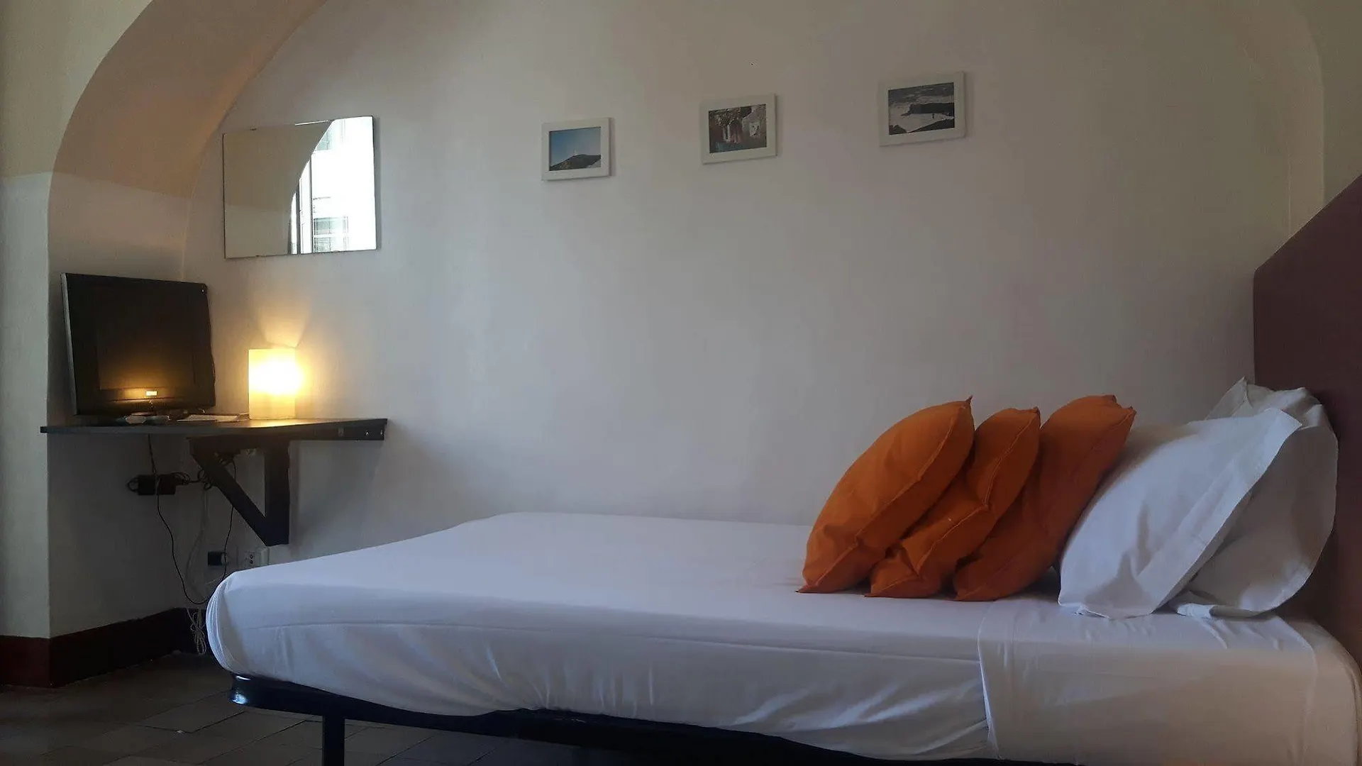 Guest house Da Gianni E Lucia Rooms With Bathroom In The City Center Catania