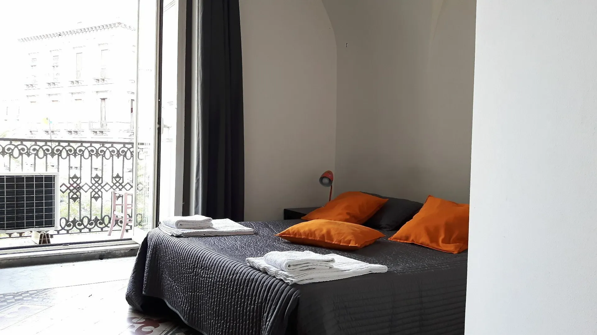 Guest house Da Gianni E Lucia Rooms With Bathroom In The City Center Catania