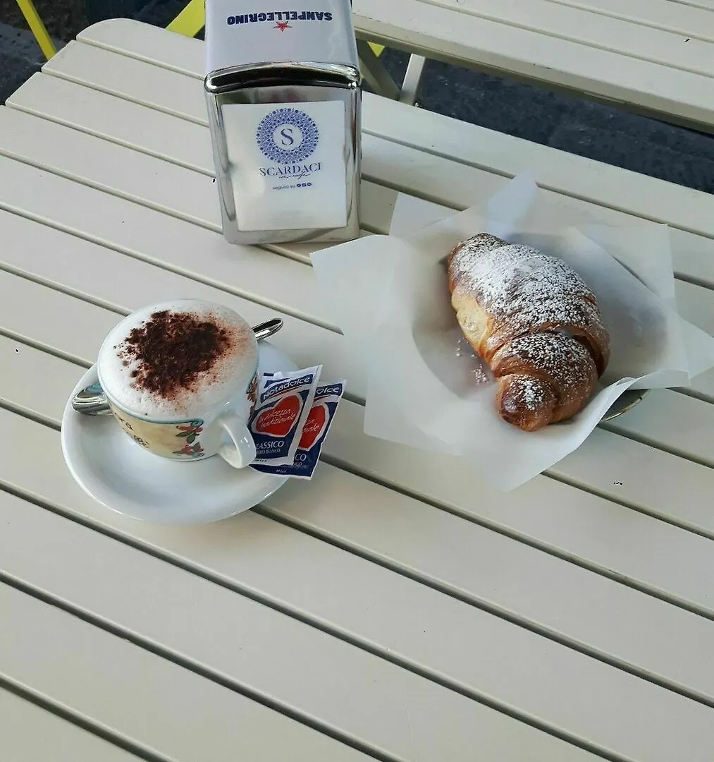 ** Guest house Da Gianni E Lucia Rooms With Bathroom In The City Center Catania Italy