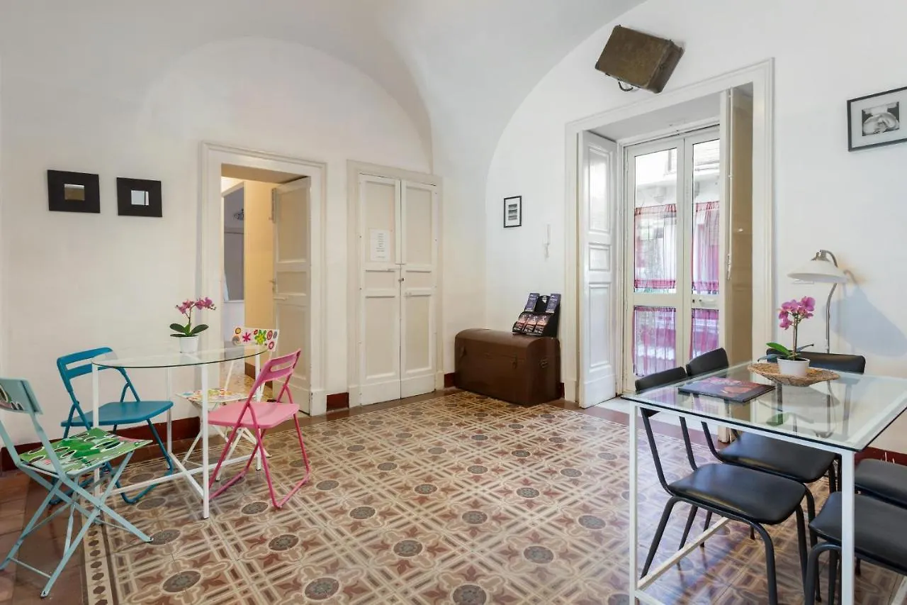 Guest house Da Gianni E Lucia Rooms With Bathroom In The City Center Catania