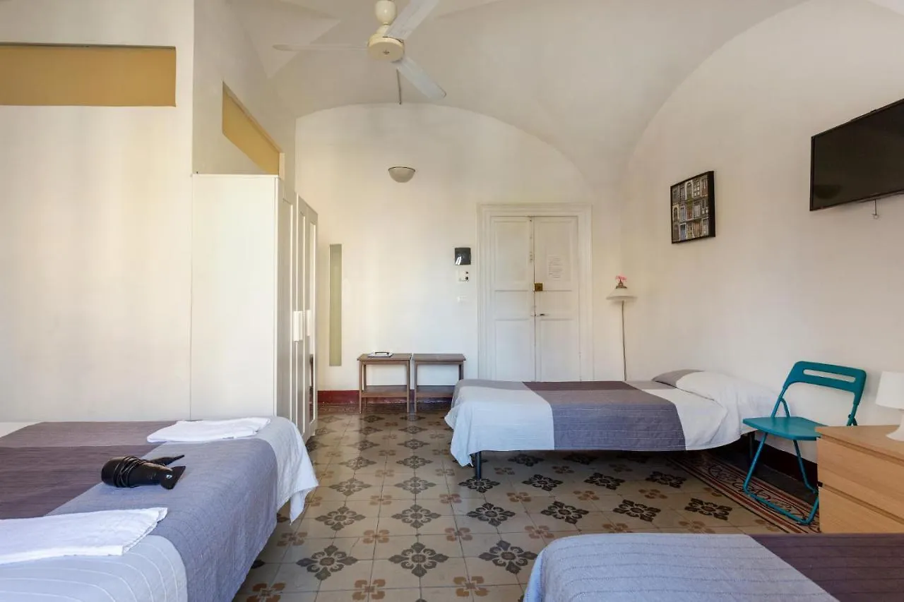 Da Gianni E Lucia Rooms With Bathroom In The City Center Catania Guest house