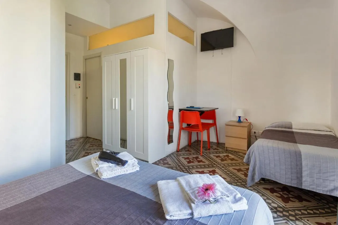 Da Gianni E Lucia Rooms With Bathroom In The City Center Catania 2*,