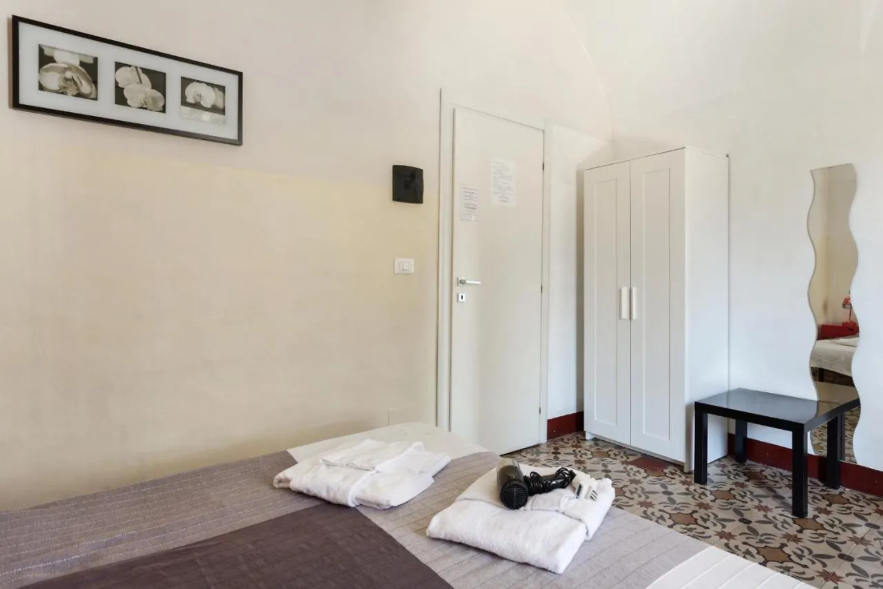 Da Gianni E Lucia Rooms With Bathroom In The City Center Catania Guest house