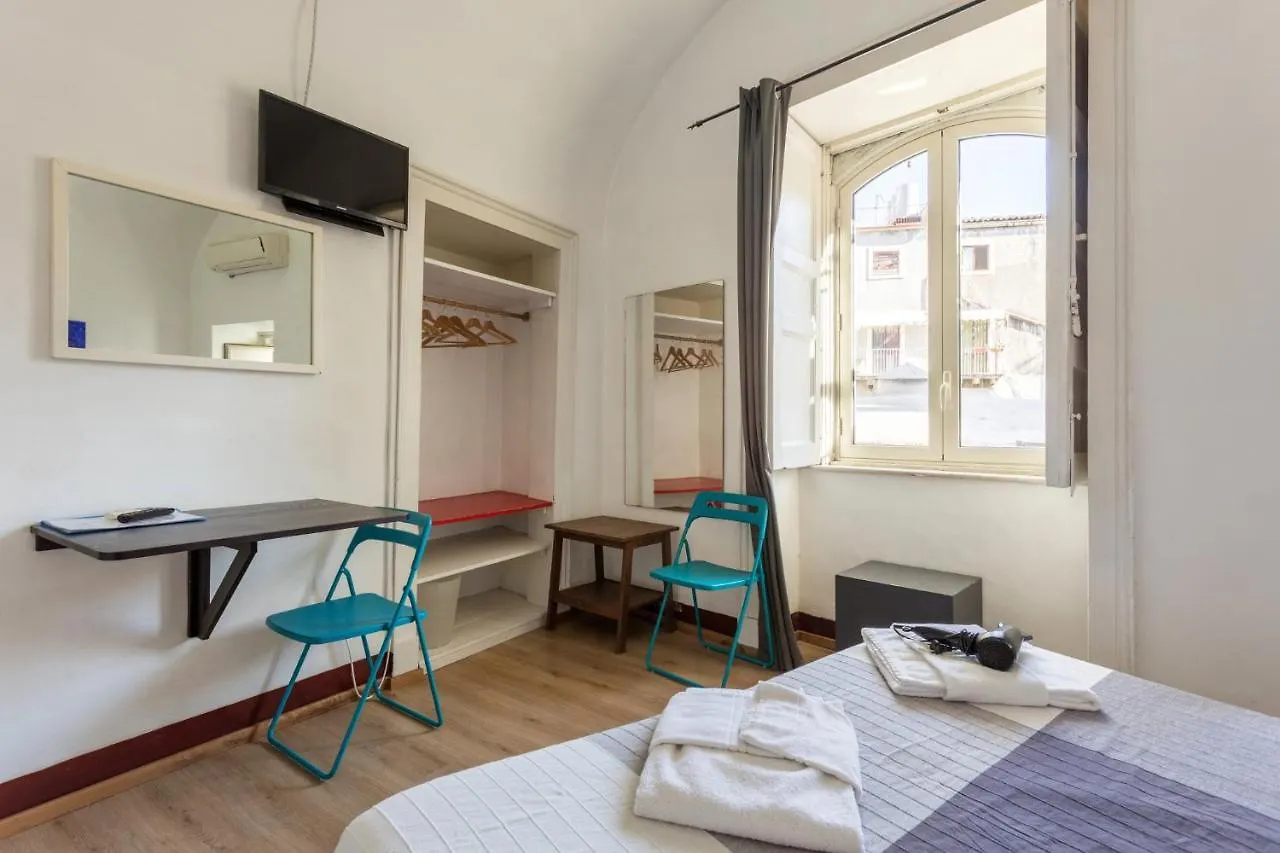 ** Guest house Da Gianni E Lucia Rooms With Bathroom In The City Center Catania Italy