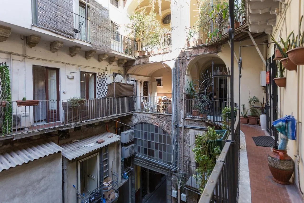 Guest house Da Gianni E Lucia Rooms With Bathroom In The City Center Catania