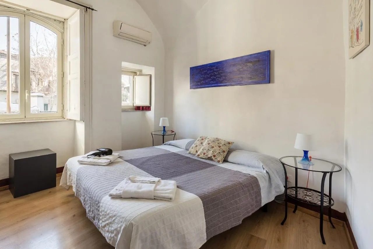 Da Gianni E Lucia Rooms With Bathroom In The City Center Catania 2*,  Italy